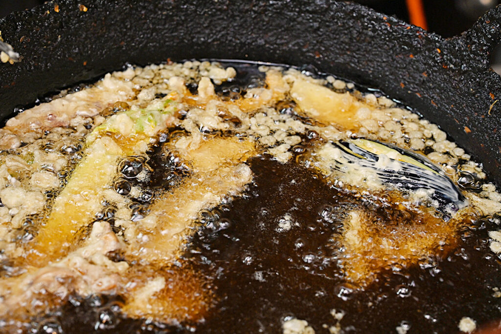 揚げ物をする写真